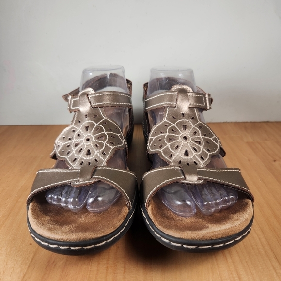 Clarks Sandals Women’s 9 Brown Leather Open Toe Wedge Floral Bendables Shoes - Picture 11 of 12